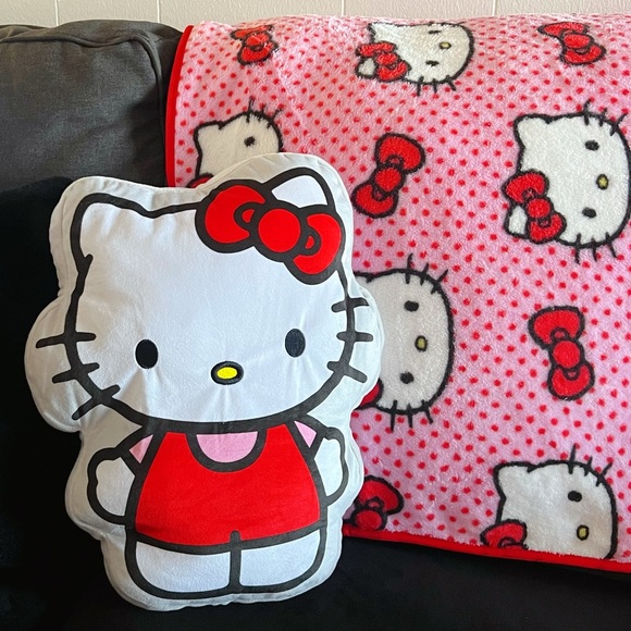 Hello Kitty Shaped Pillow and Throw Set - Picture 5 of 5